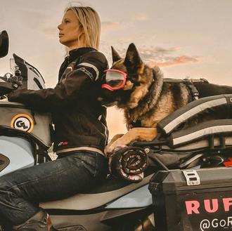 Las aventuras solidarias en moto de una mujer y su …