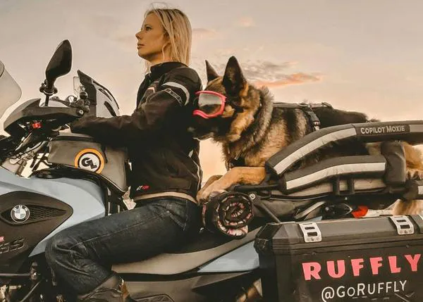 Las aventuras solidarias en moto de una mujer y su Pastor Alemán: una vuelta al mundo por todas las chicas
