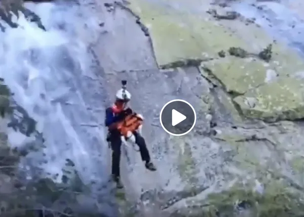 Los bomberos rescatan en La Pedriza a una perra que resbaló por el hielo y estaba atrapada en el cauce del rio