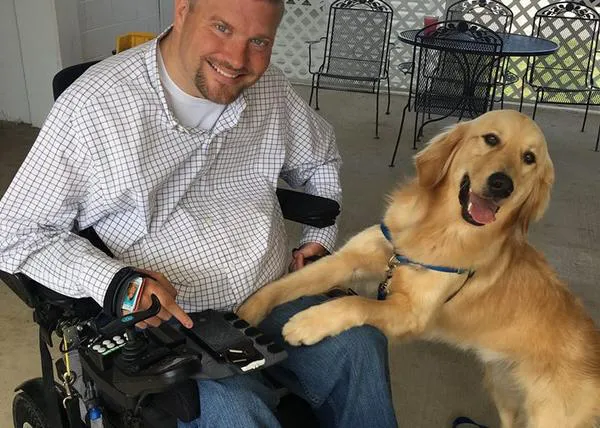 Sus compañeros de trabajo le dan la sorpresa de su vida a un hombre paralítico: su nuevo perro de asistencia