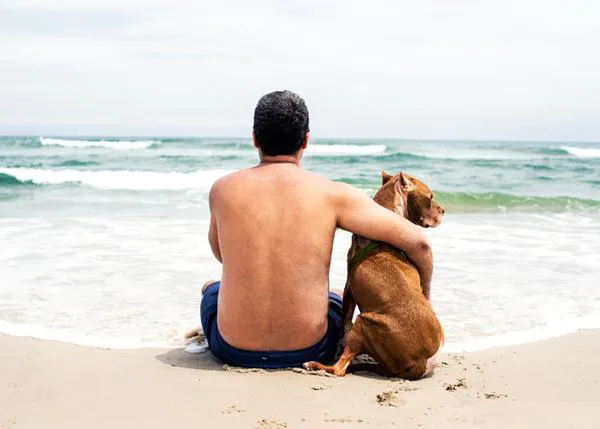 Las últimas vacaciones de un amigo perro enfermo: Dyuki descubre el océano